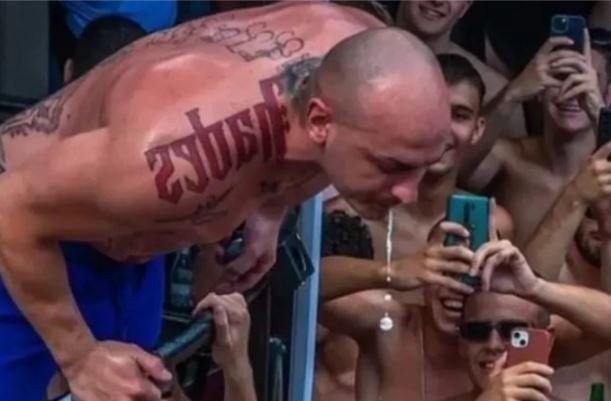 (FOTO) Desingerica opet zgrozio javnost: Reper PLJUJE DEVOJCI U USTA, Seka Aleksić žestoko reagovala