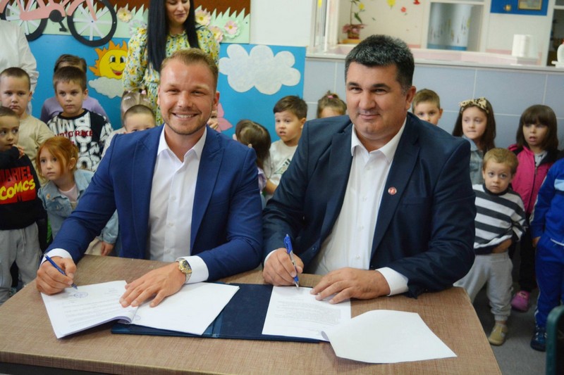 Lopare: Stanivuković donirao vozilo dječijem vrtiću (FOTO)