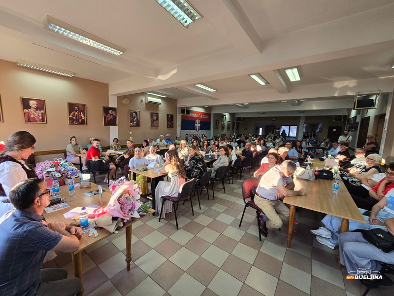 Promovisana knjiga “Kad bi iznijeli sanke” Bijeljinke Jane Čičarove: Mlada književnica izrasta u velikog umjetnika (FOTO)