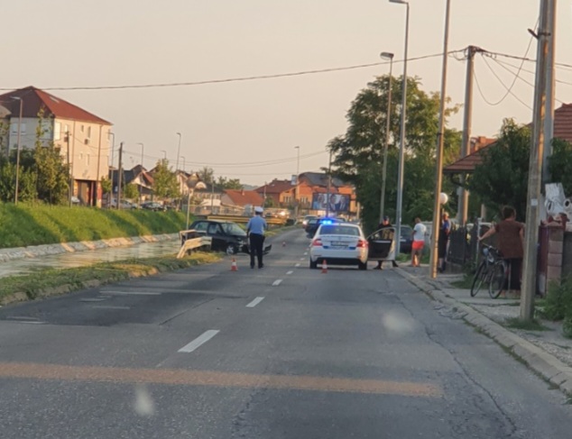 Sudar u Bijeljini: Vozilo završilo na bankini, jedna osoba prevezena u bolnicu
