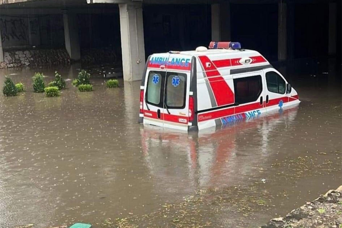 Haos na ulicama Skoplja: Ulice pod vodom, vjetar obarao stabla