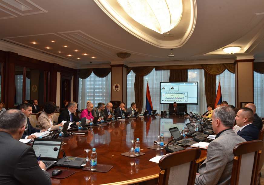 HITNO UVEĆANJE PLATA ZA 100 KM Vlada predložila zakone za veća primanja svih budžetlija