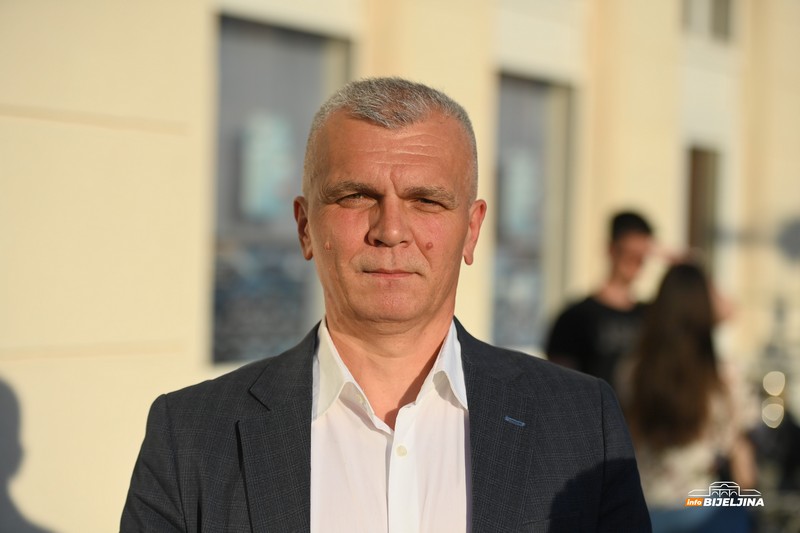 Maturanti Ekonomske i Srednje muzičke škole u Bijeljini večeras slave: Stekli znanje i prijateljstva (FOTO)