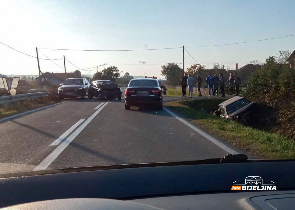 Ponovo sudar na putu Bijeljina - Ugljevik, vozilo završilo u kanalu (FOTO)
