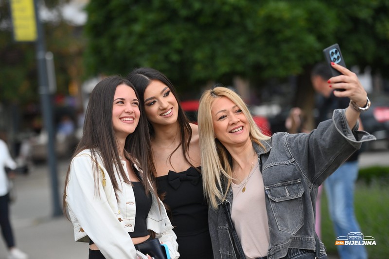 Maturanti Tehničke škole proslavljaju maturu: Ulice Bijeljine odišu glamurom (FOTO)