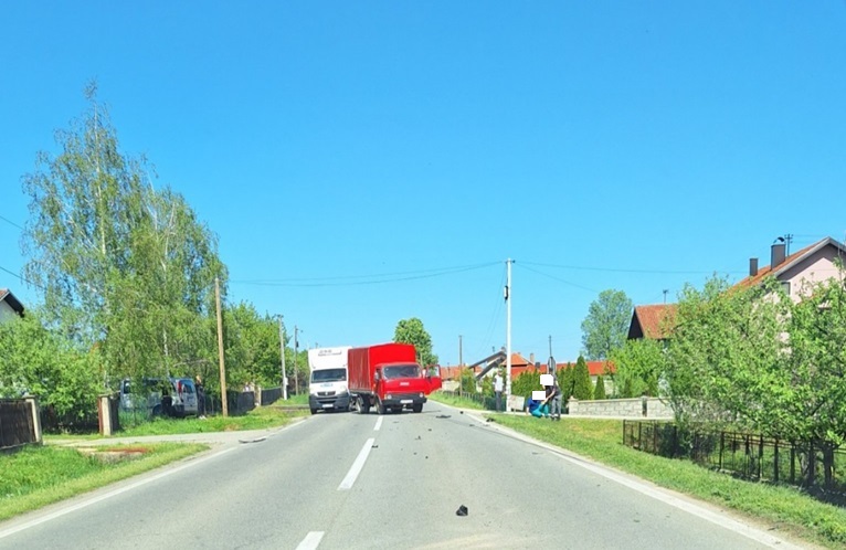 Udes na putu Bijeljina - Ugljevik, sudarili se kamion i auto