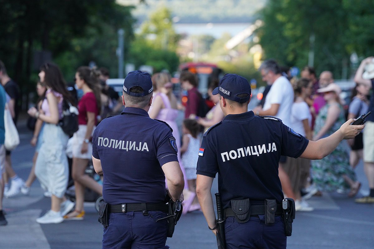 Muškarac optužen da je gađao kamenicom policajce na protestu