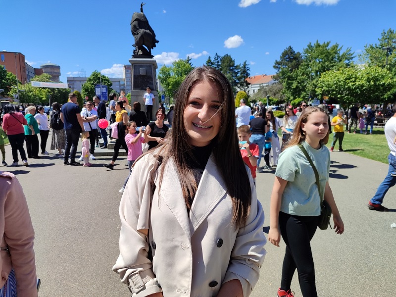 Lazarice na bijeljinskom trgu najavile Vaskrs i dolazak proljeća (FOTO)