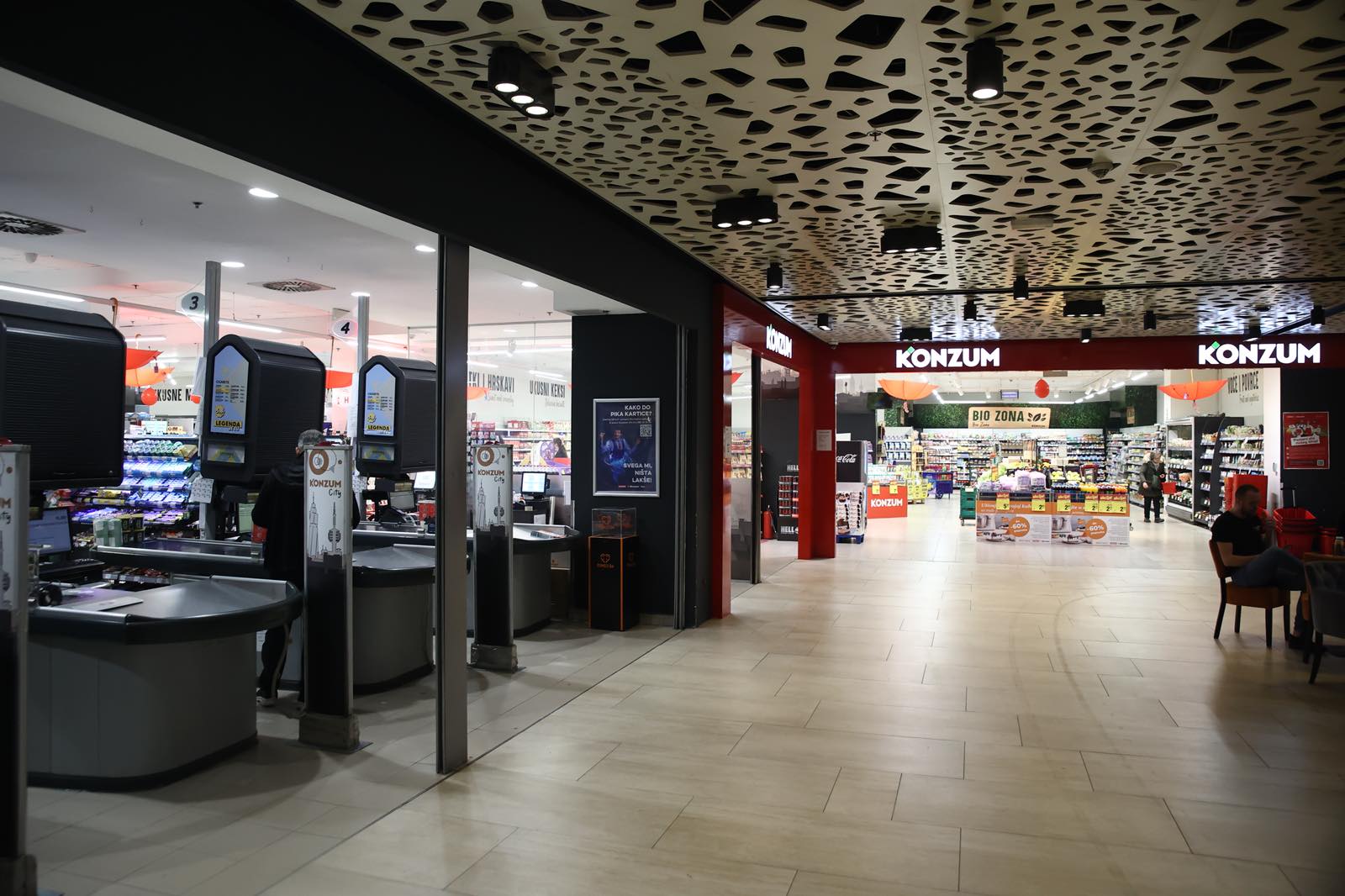 GRAĐANI ZAOBILAZE TRGOVINE Bojkot u Sarajevu shvaćen ozbiljno, kase zjape skoro prazne, a kasirke ćaskaju