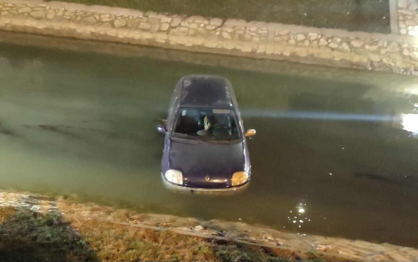 Bijeljina: Pukla mu guma na vozilu pa sletio u kanal Dašnica (FOTO) 