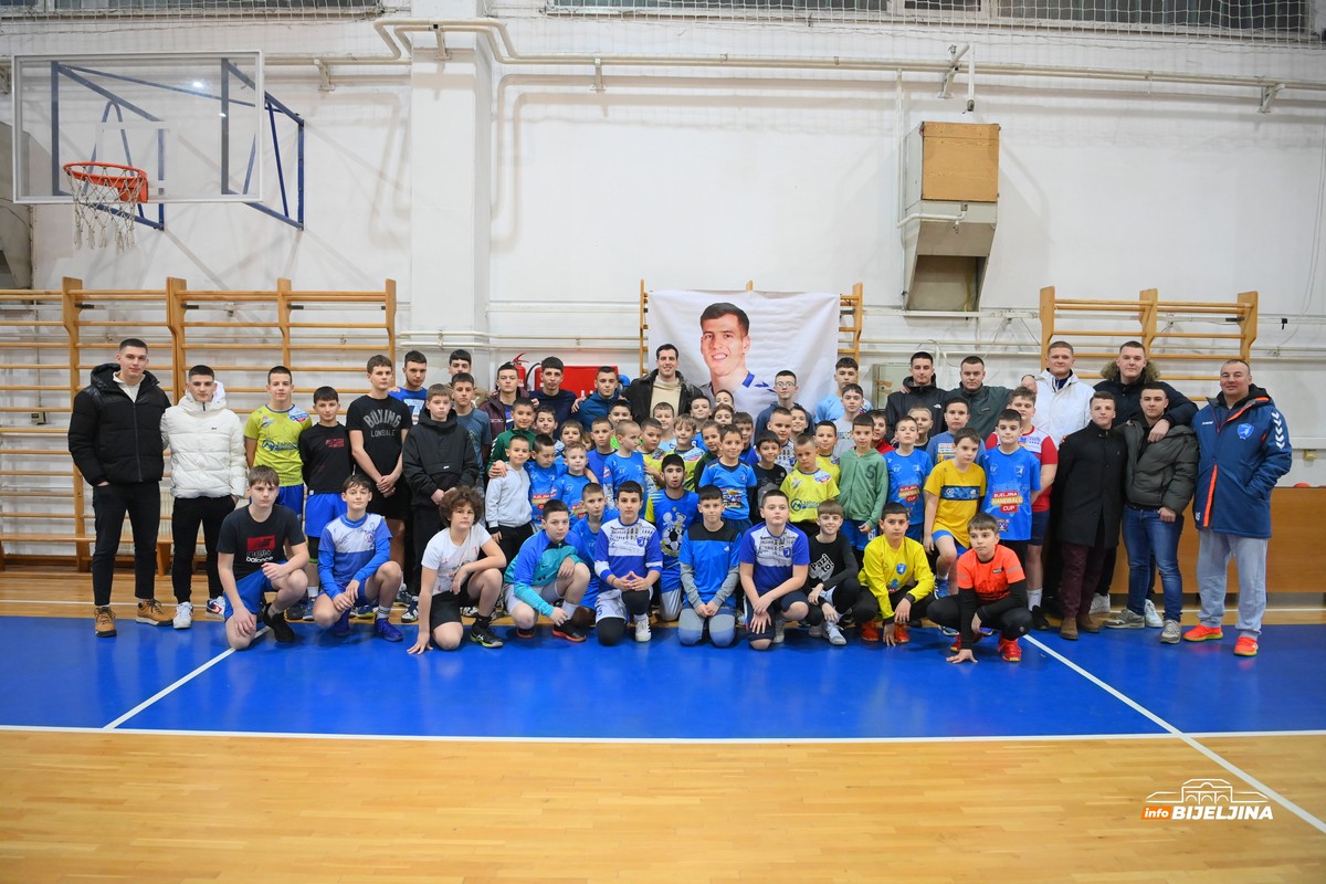 Rukometaši RK “Bijeljina” iznenadili Marka Jevtića: Susret pun emocija (FOTO)