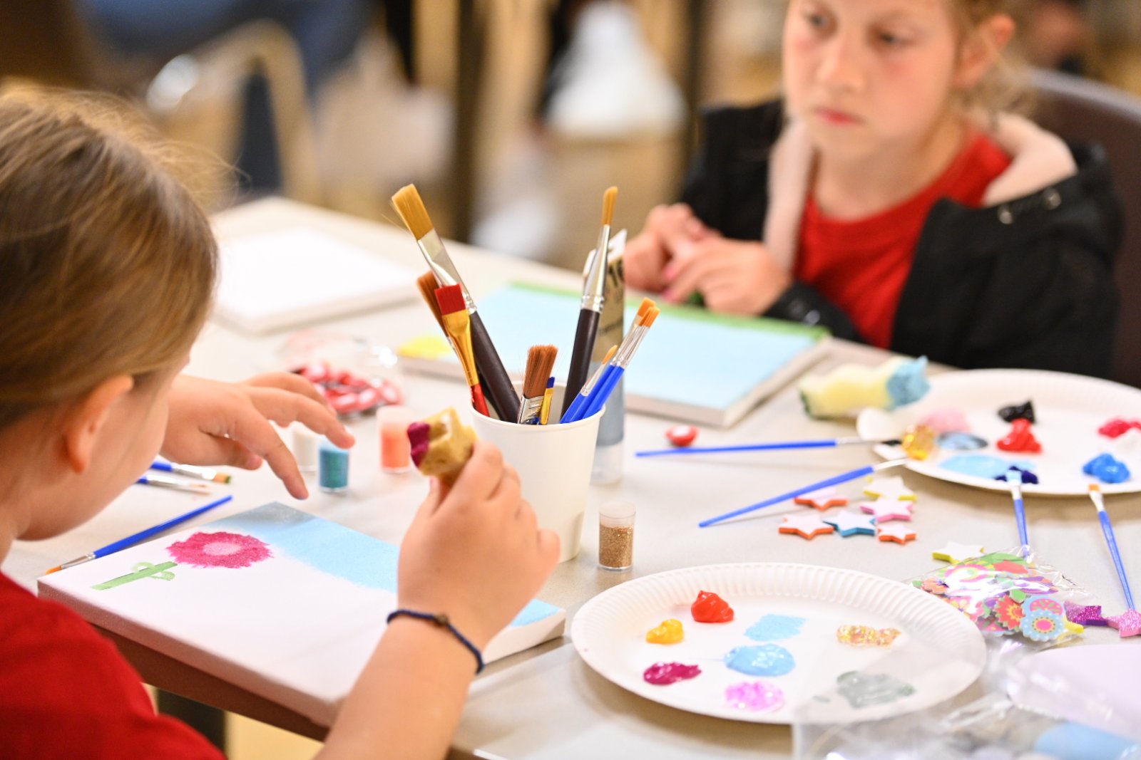 Humanitarna slikarska radionica u Beču: Prikupljaju novac za djecu sa Kosova (FOTO)