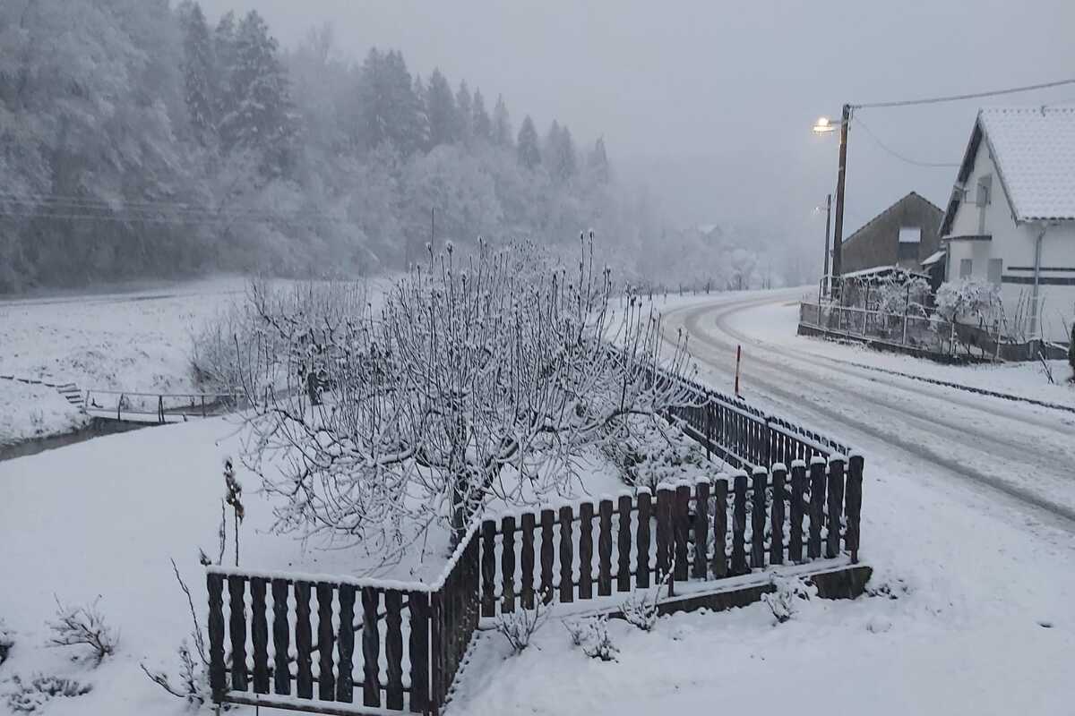 Hrvatska: Stigla promjena vremena, obilne snježne padavine već stvaraju problem vozačima (FOTO)