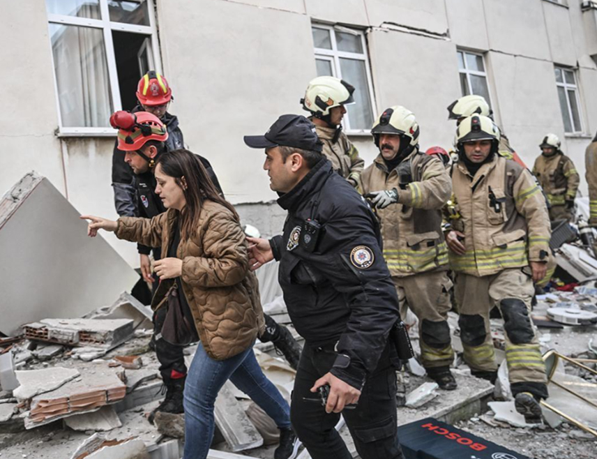 Urušila se zgrada u Istanbulu: Sedam ljudi pod ruševinama, pet spašeno