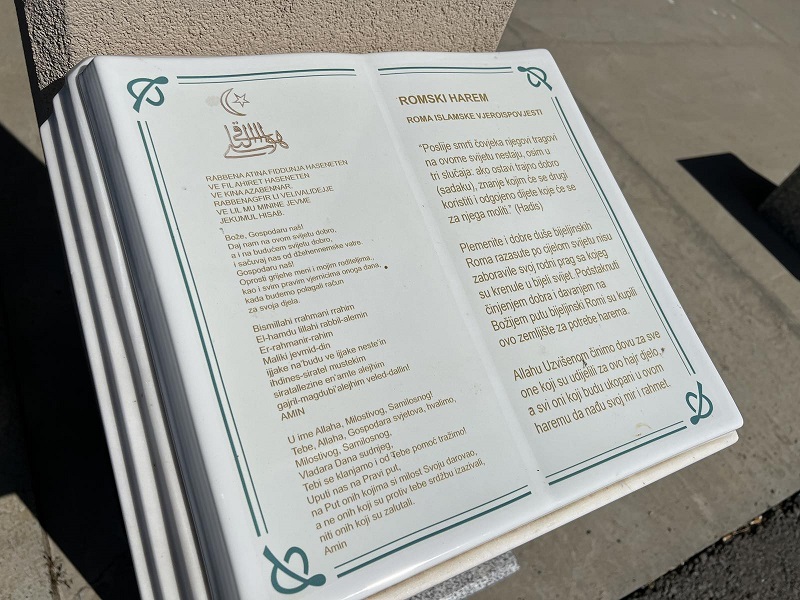 Neobične nadstrešnice na Romskom groblju u Bijeljini (FOTO)