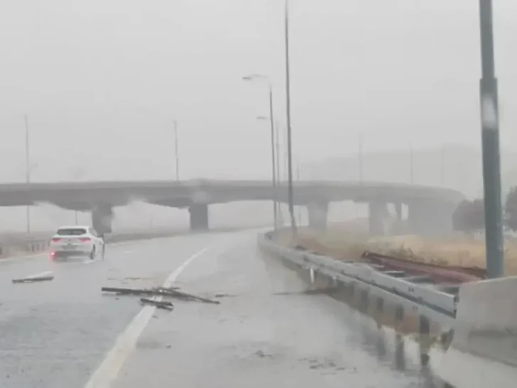 Nevrijeme pogodilo Prnjavor: Grad zaustavio saobraćaj, led se zadržao na auto-putu „9. januar“
