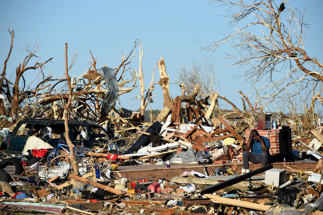 TORNADO RAZORIO JUG AMERIKE Bajden proglasio vanredno stanje (VIDEO)