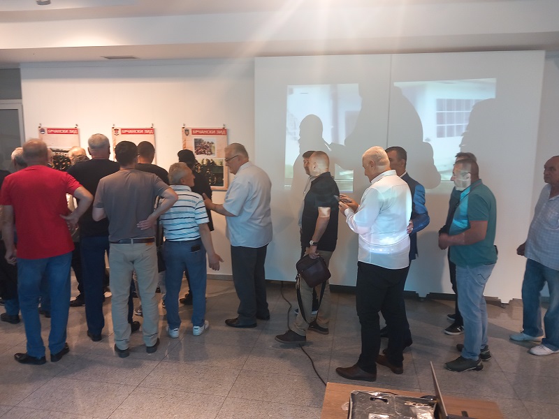 Bijeljina: Otvorena izložba ratnih fotografija „Brčanski zid“ (FOTO)
