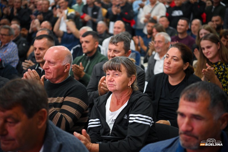 Prepun Dom kulture u Velikoj Obarskoj na tribini SNSD-a, Milovanović pozdravljen velikim aplauzom (FOTO)