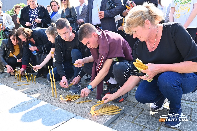 Građani Bijeljine prislužuju svijeće u centru grada (FOTO, VIDEO)