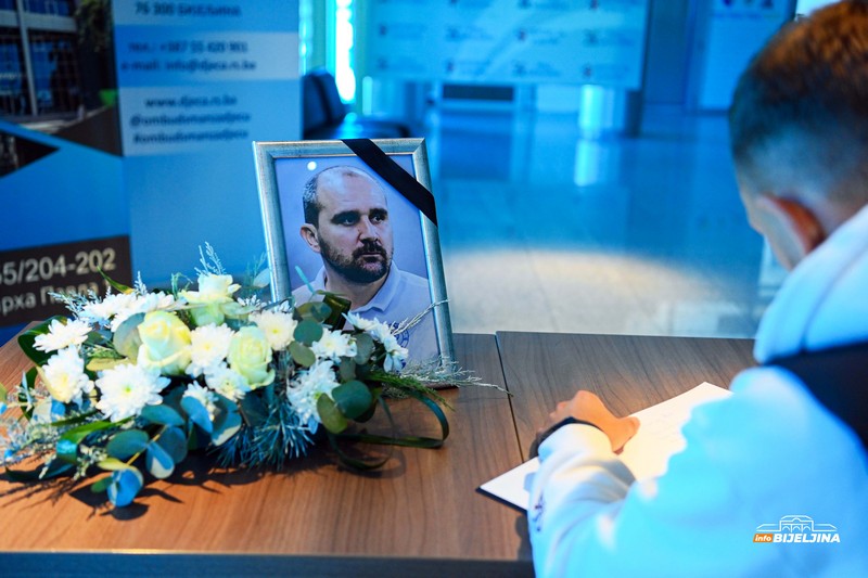 Bijeljina: Otvorena knjiga žalosti za Mladena Žižovića (FOTO)