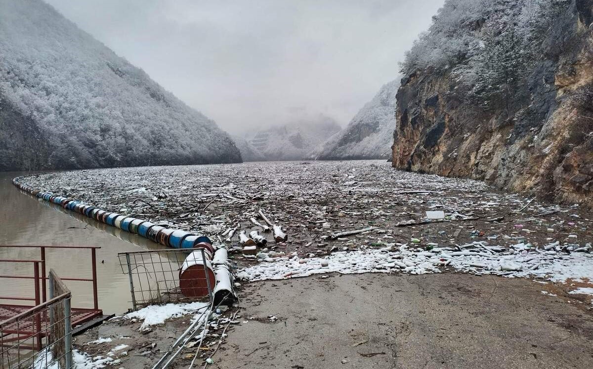 Zastrašujući prizor: Drinsko jezero na ulazu u Višegrad zatrpano smećem iz tri države (VIDEO)