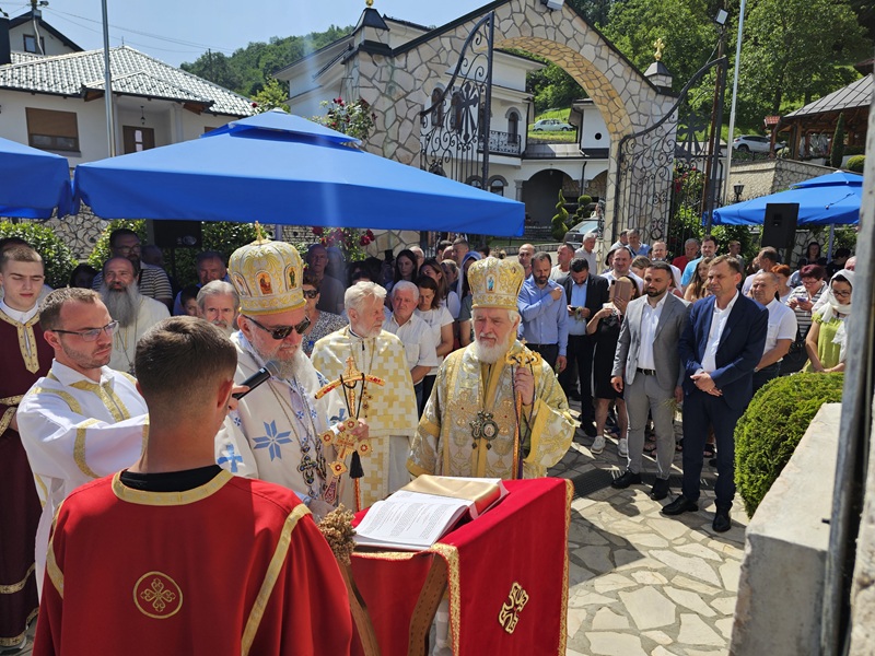 Velika proslava u Manastiru Tavna: Vjernici obilježili krsnu slavu Svete Trojice /FOTO/