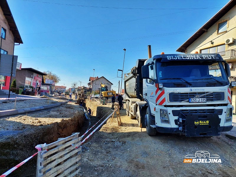 Obišli smo radove na prvoj fazi rekonstrukcije Ulice Stefana Dečanskog: Toplo vrijeme ubrzalo posao (FOTO)