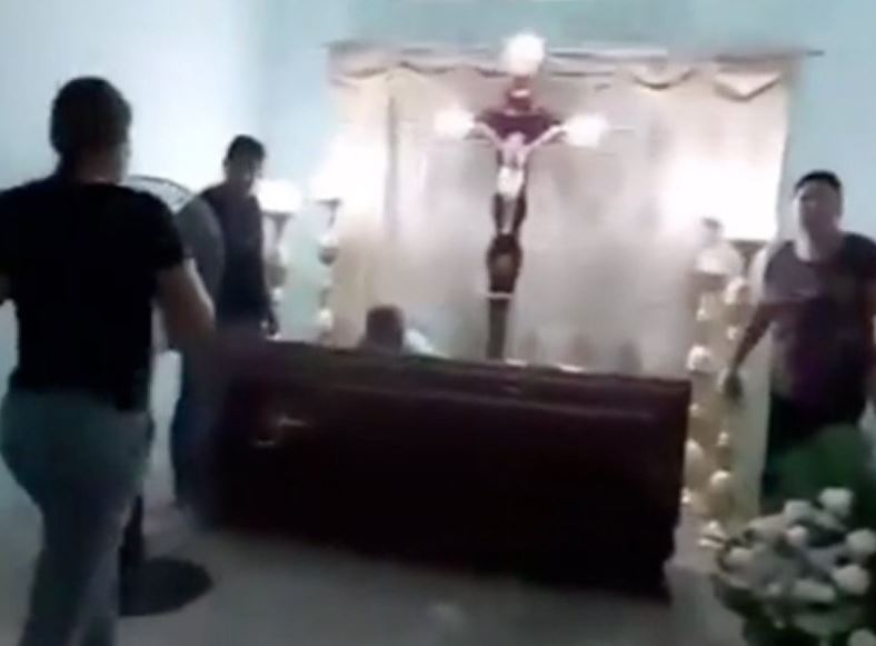 UZNEMIRUJUĆE Žena “vaskrsnula” na vlastitoj sahrani i šokirala rodbinu