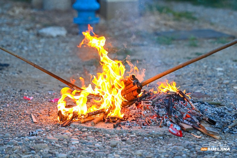 Bijeljinci čuvaju tradiciju: Petrovdanske lile zasijale i u gradu i u selima (FOTO)