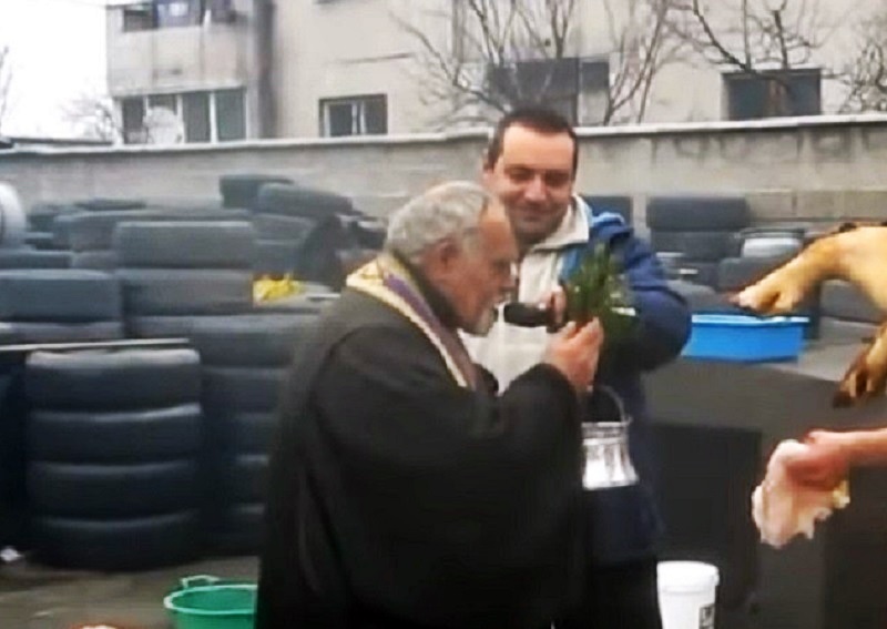 Svinjokolj na autopraonici uz blagoslov sveštenika (VIDEO)