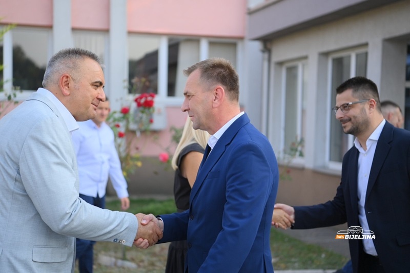 Cvijanovićeva i Minić se  sastali sa Gajićem, Ugljevik dobija novi vrtić (FOTO)