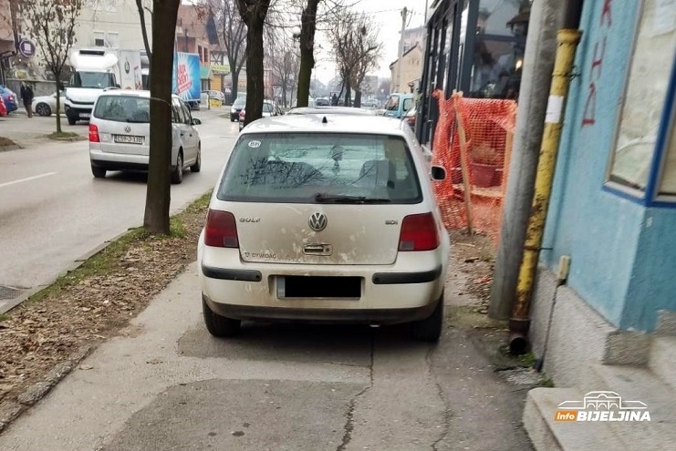 Bijeljina: Kazne za parkiranje na trotoaru od 400 do 2.000 KM!