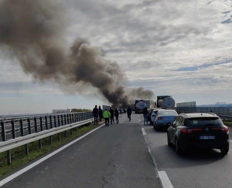 Požar na autoputu kod Rume, usporen saobraćaj prema Beogradu (VIDEO)