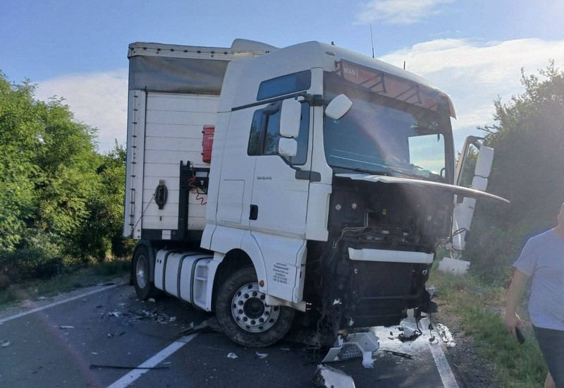 Novi detalji sudara kod Bijeljine: Auto na boku, šleper popriječen na putu (FOTO)