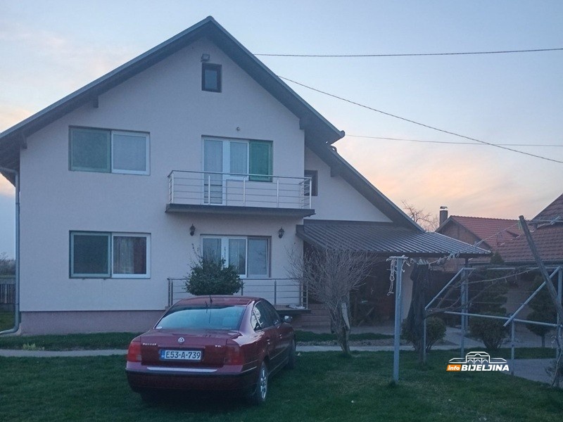 Ugledni Semberac (73) sa suprugom obrađuje 22 hektara: “Dok god mogu, neću dozvoliti da mi oranice zarastaju” (FOTO)