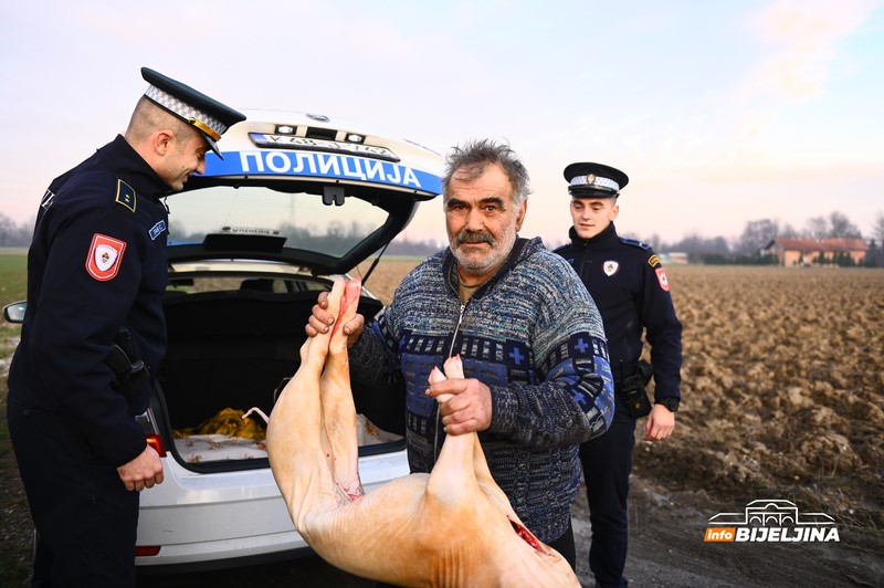 Bijeljinski policajci obradovali porodicu Stevanović: Poklonili pečenicu za Božić i paket sa namirnicama