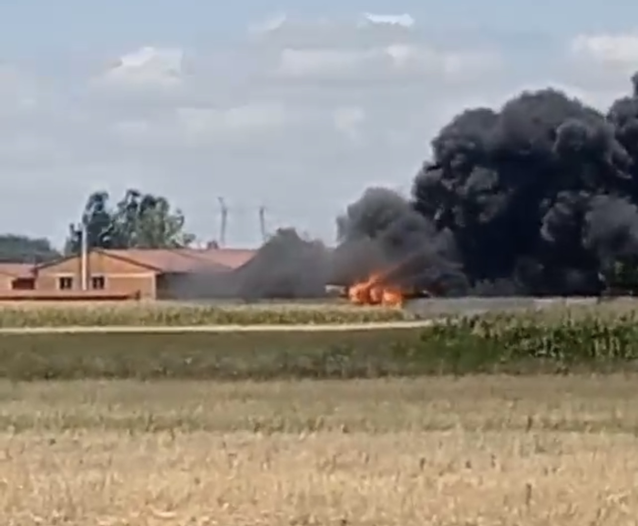 Požar u selu Brodac i dalje bukti, vatrogascima stiže ispomoć (FOTO) 