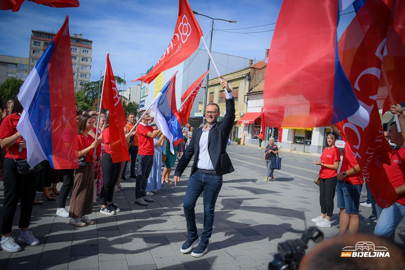 Bijeljinski SNSD: Danas drugi počinju kampanju, mi nastavljamo sa radom (FOTO)