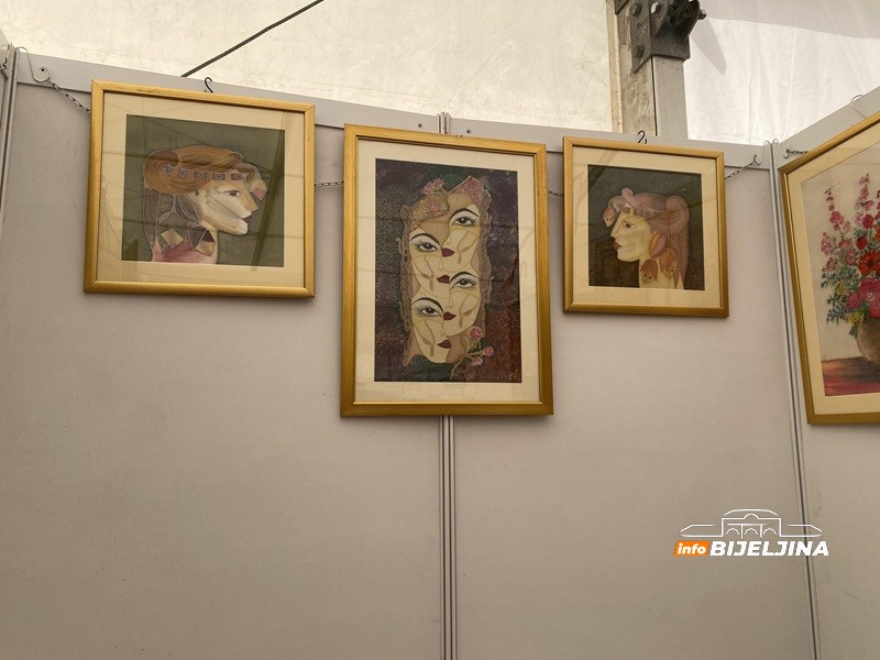 Bijeljinska slikarka izrađuje unikatne radove na kineskoj svili: Umjetnošću dopunjava kućni budžet (FOTO)