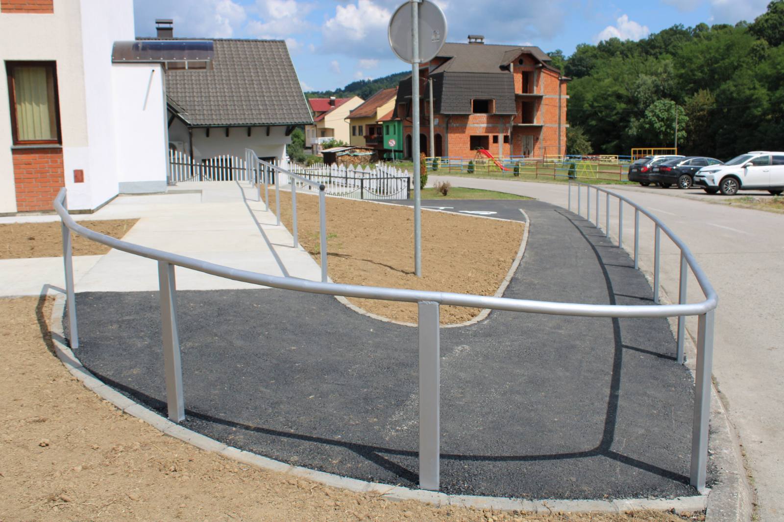 Lopare: Završen projekat uređenja  prostora ispred Centra za socijalni rad