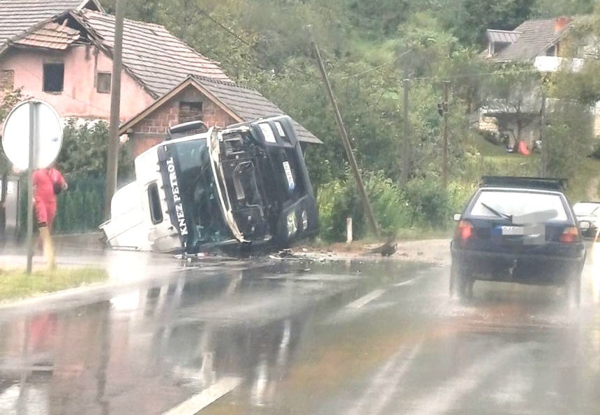 Milići: Benzin iz prevrnute cisterne se sliva u rijeku Jadar, saobraćaj potpuno obustavljen (FOTO)