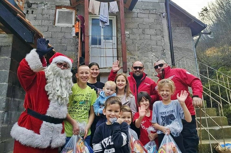 Bijeljinci prešli 260 km da bi usrećili paketićima devetoro mališana porodice Mijović