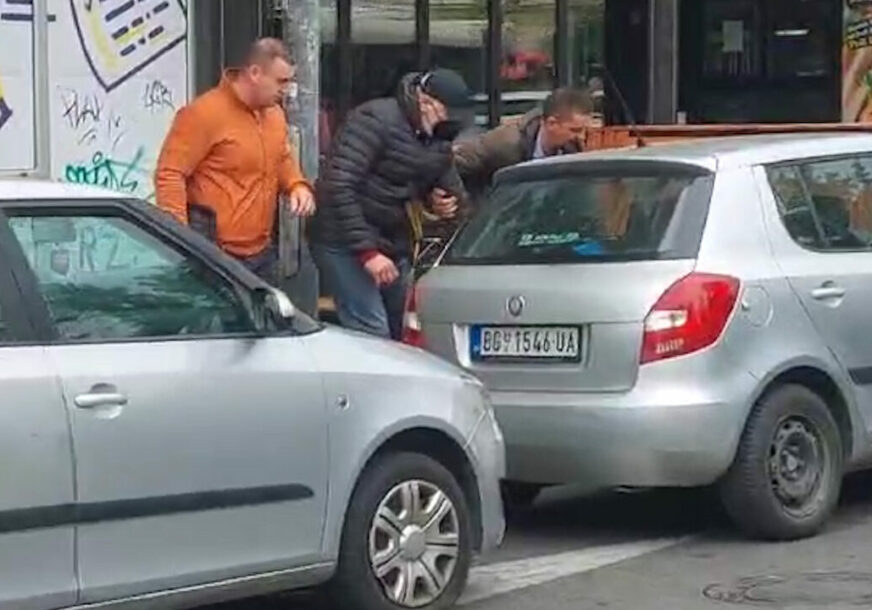 Sa maskom i kačketom izveden iz zgrade: Ovo je otac osumnjičenog dječaka koji je pucao u školi u Beogradu