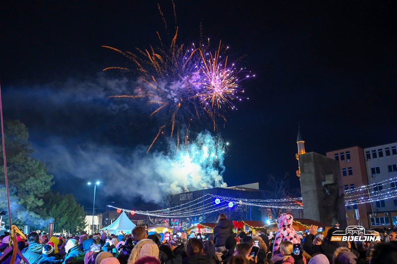 Bijeljina: Doček na trgu uz koncert Milana Vasića