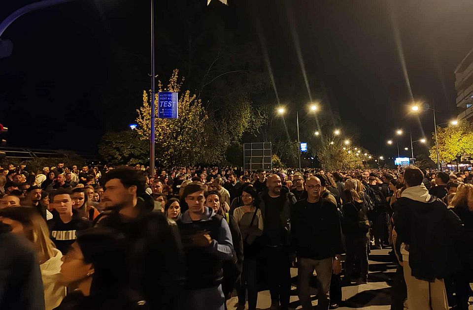 Desetine hiljada građana se okupljaju na keju u Novom Sadu