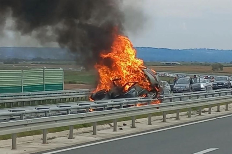 Teška saobraćajna nesreća u Srbiji: Vozio suprotnom trakom, zakucao se u automobil i zapalio
