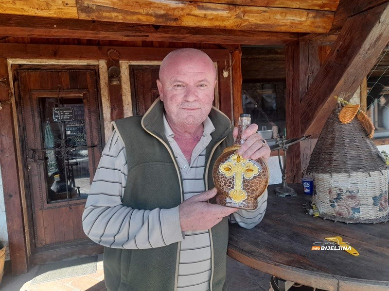 Semberac pravi rakije od koprive, srijemuša, đumbira i ananasa, na redu lubenica: “Ljekovite za imunitet, jetru, srce…” (FOTO)