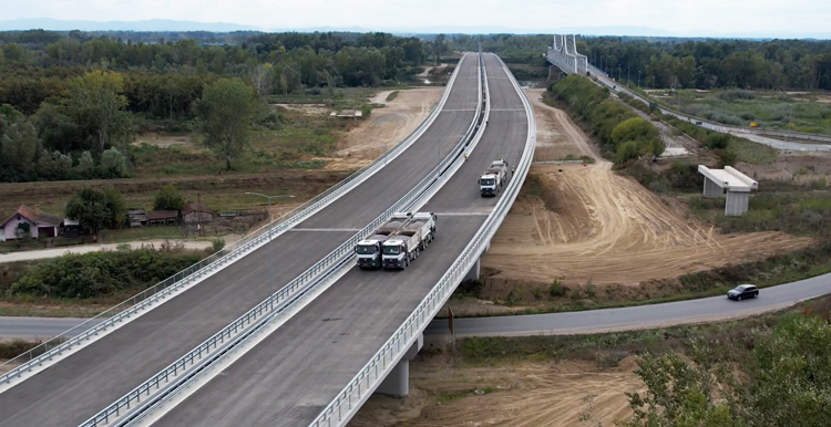 Počelo testiranje mosta kod Bijeljine, na dionici Kuzmin - Sremska Rača: Izvezli šest kamiona sa po 35 tona (VIDEO)