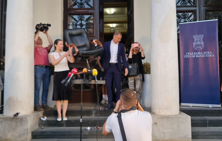 Stanivuković iznio fotelju predsjednika Skupštine grada i prepustio je građanima (VIDEO)